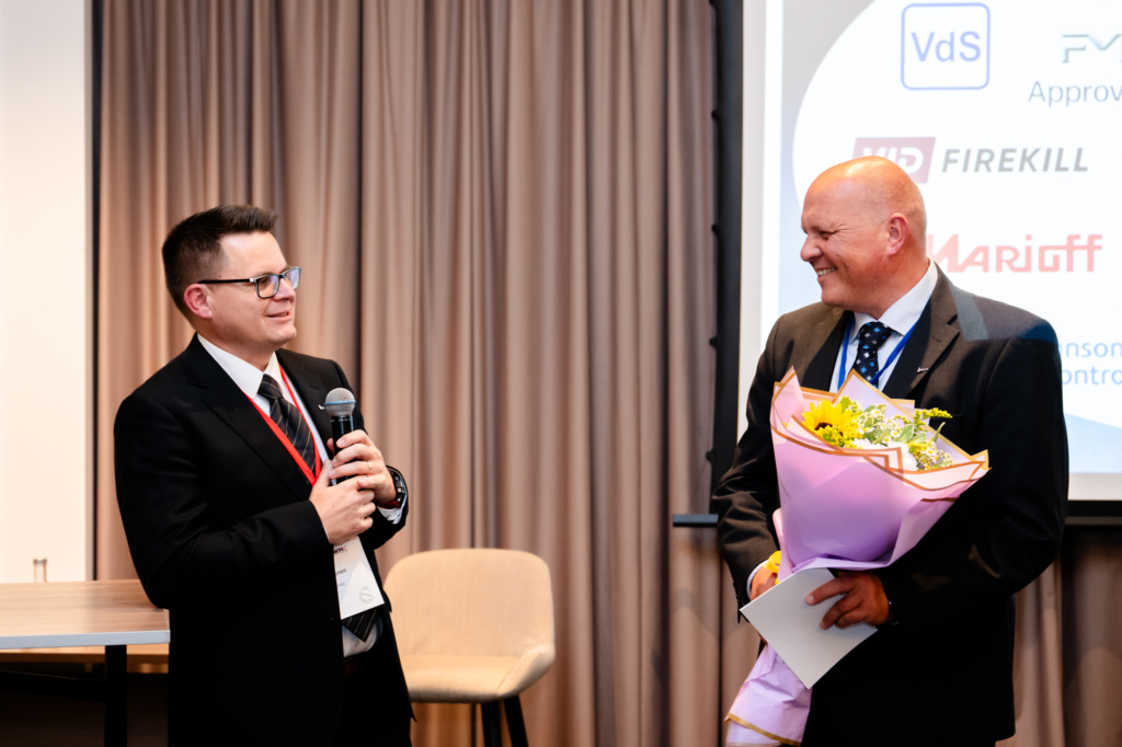 Max Lakkonen congratulating Markku Vuorisalo